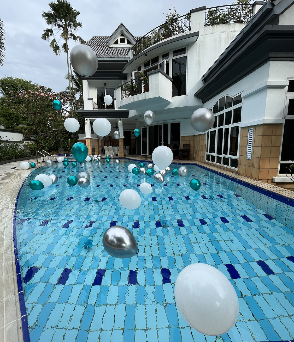 Swimming Pool Wedding Balloon Set Up Swimming Pool Wedding Balloon Set Up